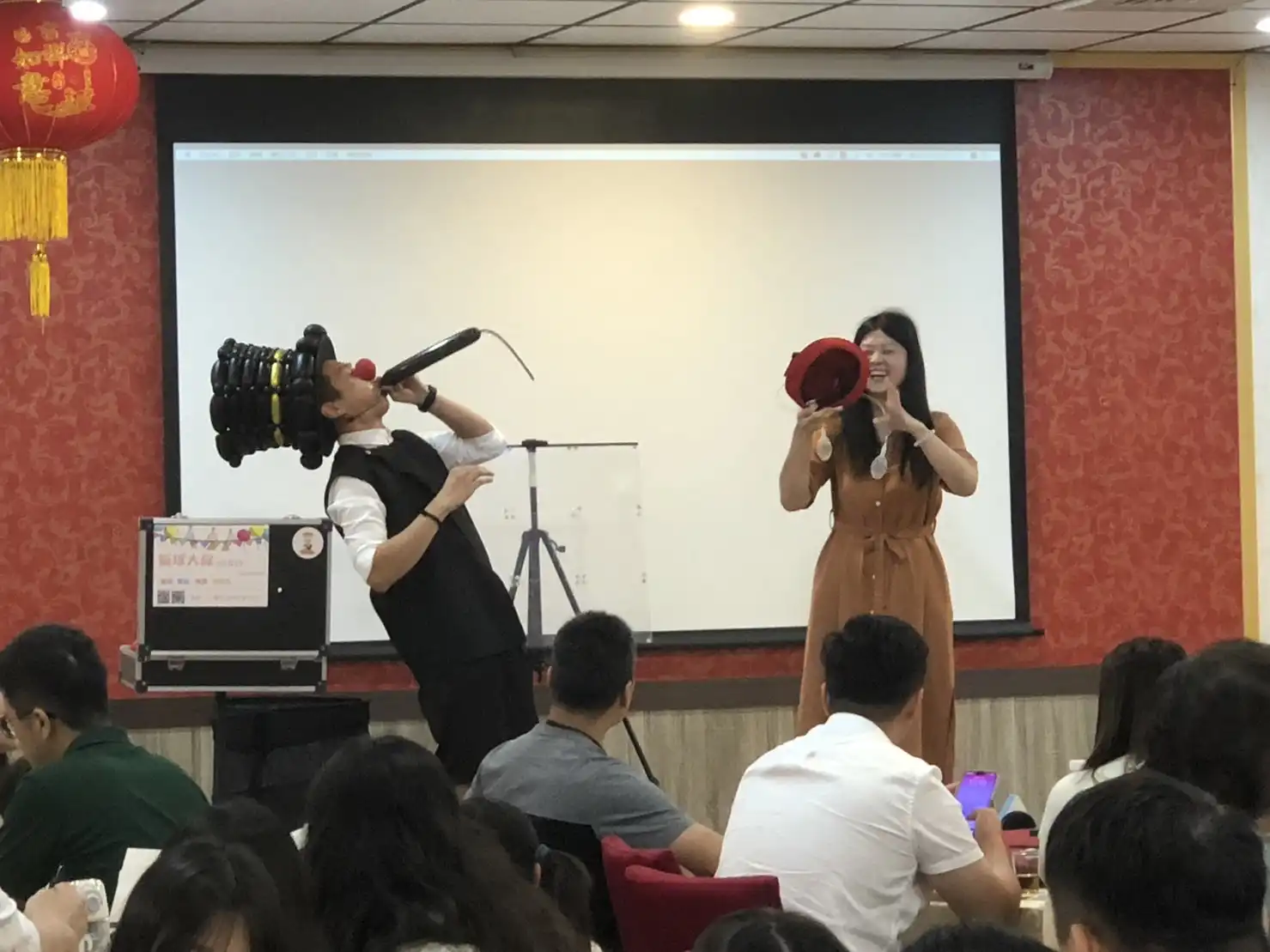 氣球大叔Sony在舞台上表演高難度特技，用嘴巴和鼻孔同時吹氣球