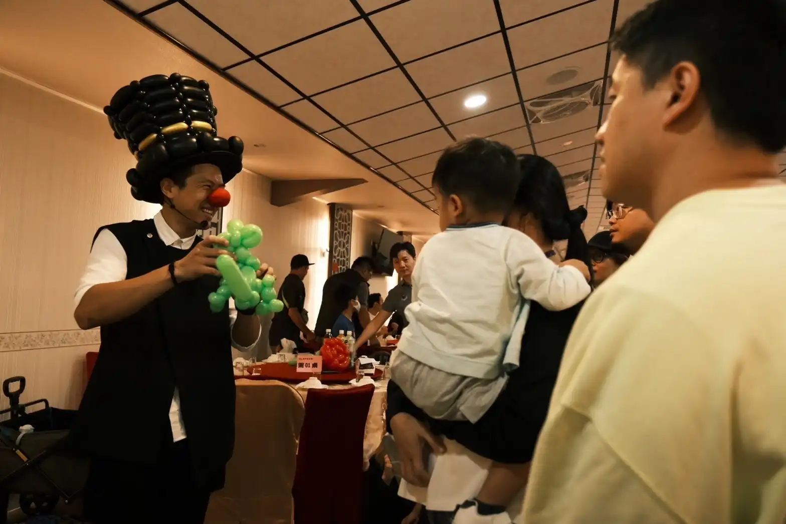氣球大叔在台下為賓客製作客製化造型氣球