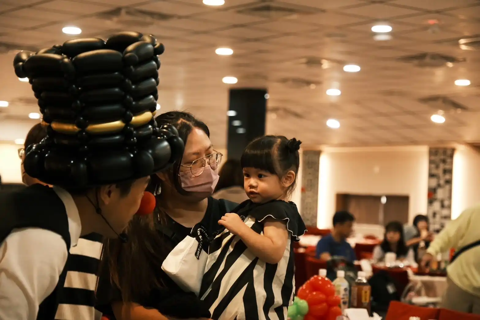 氣球大叔Sony親切抱著小朋友進行氣球互動