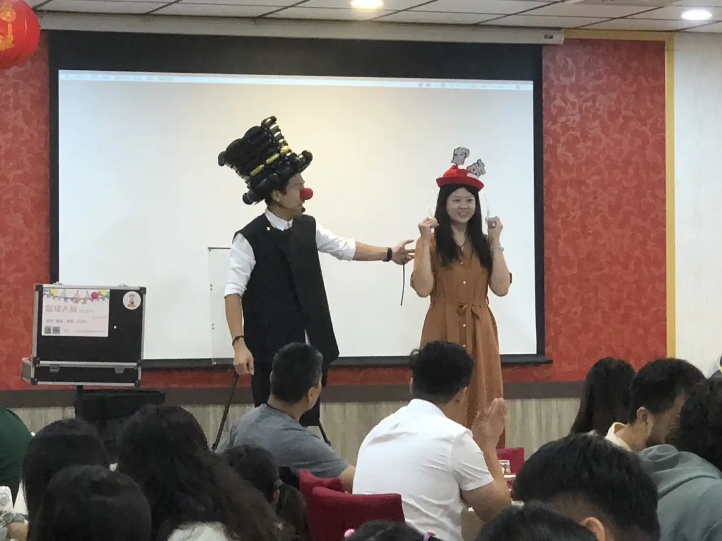 氣球大叔Sony邀請女性觀眾上台進行魔術氣球互動表演