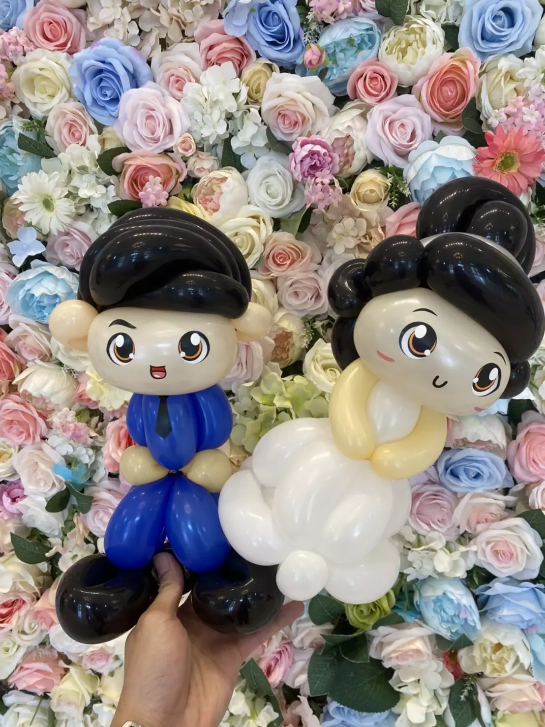 小女孩點餐新郎與新娘氣球送給婚禮新人