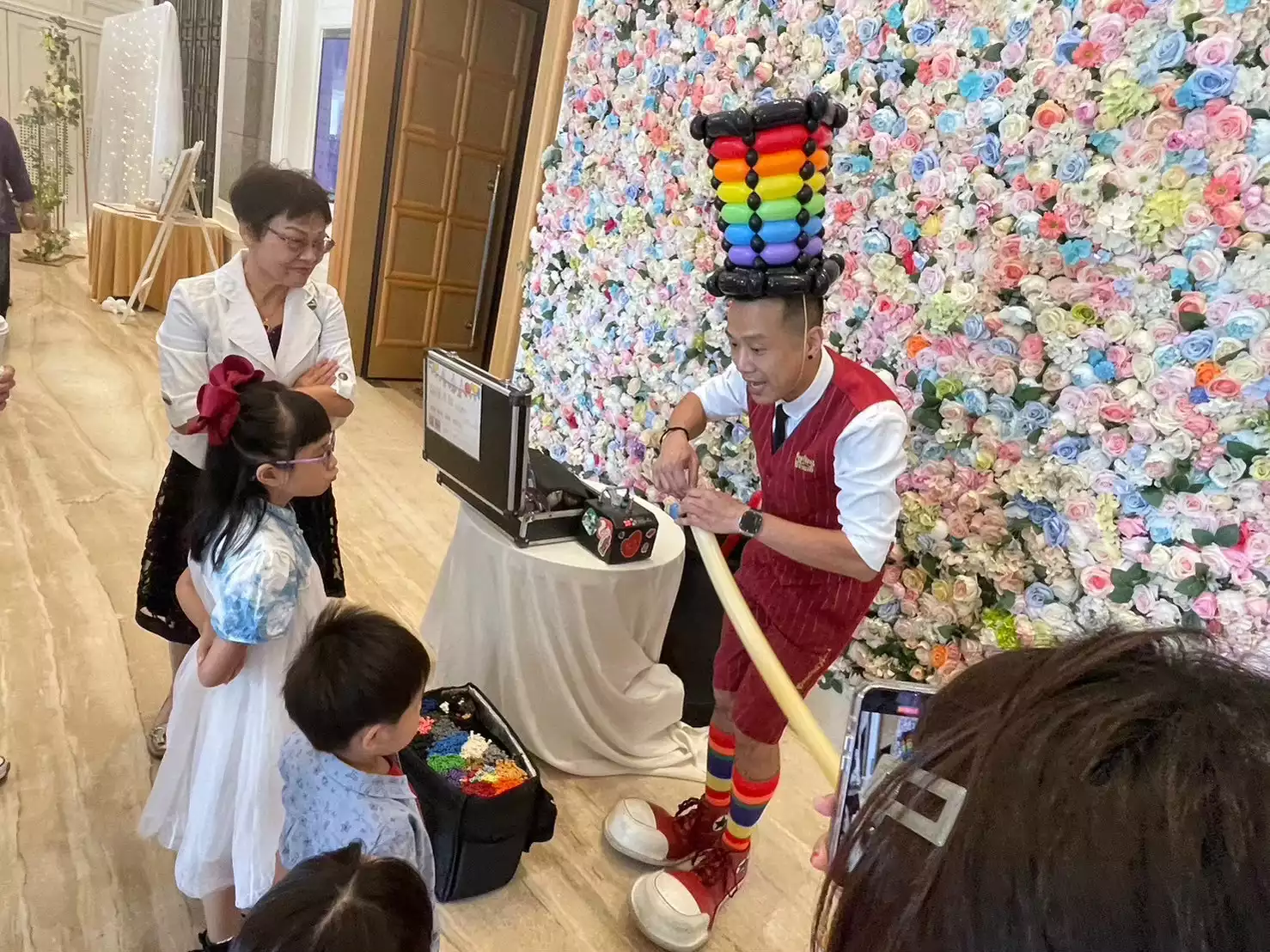 氣球大叔與孩子們互動,製作迎賓氣球作品