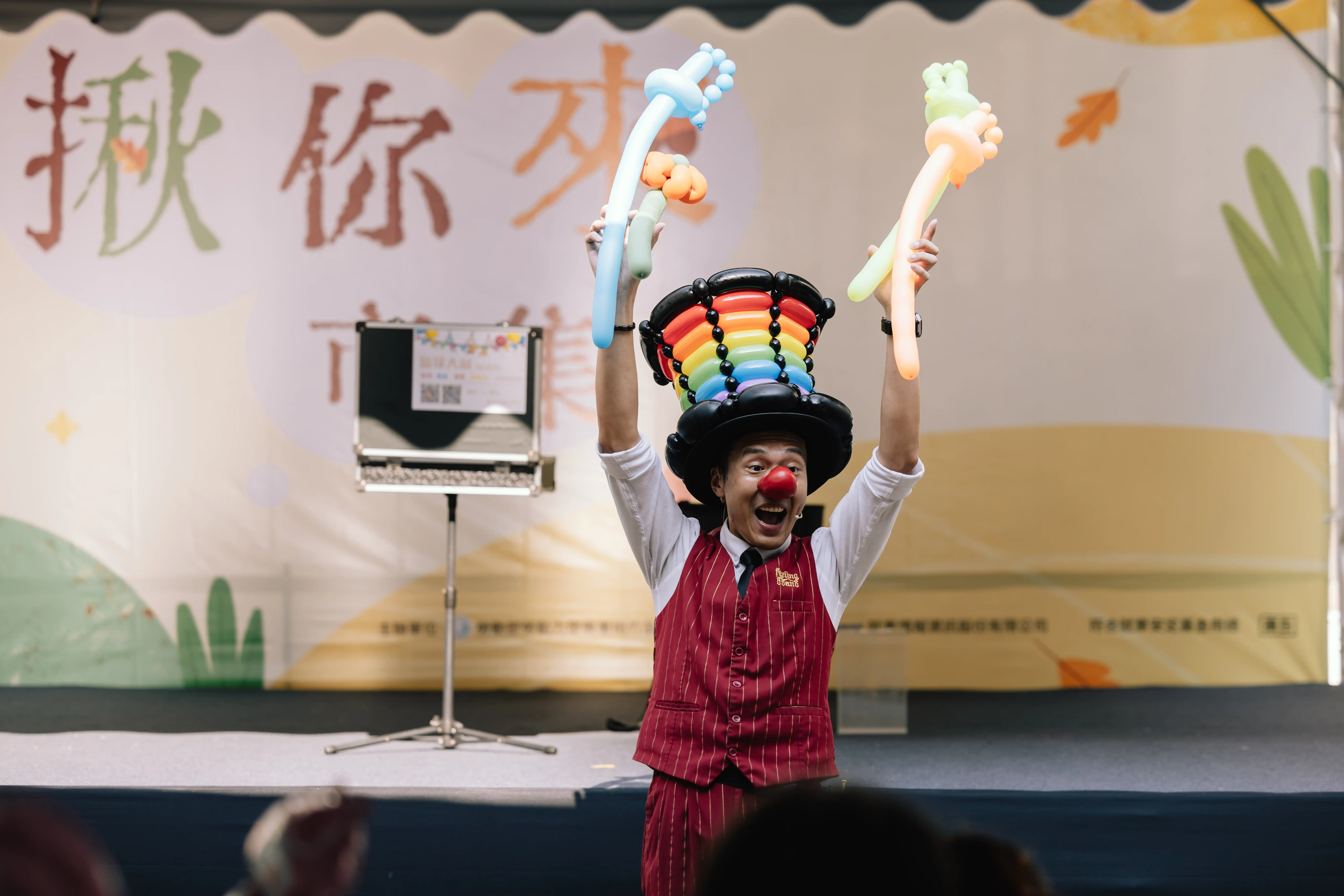 桃竹苗創業成果展開場，氣球大叔高舉造型氣球，炒熱氣氛