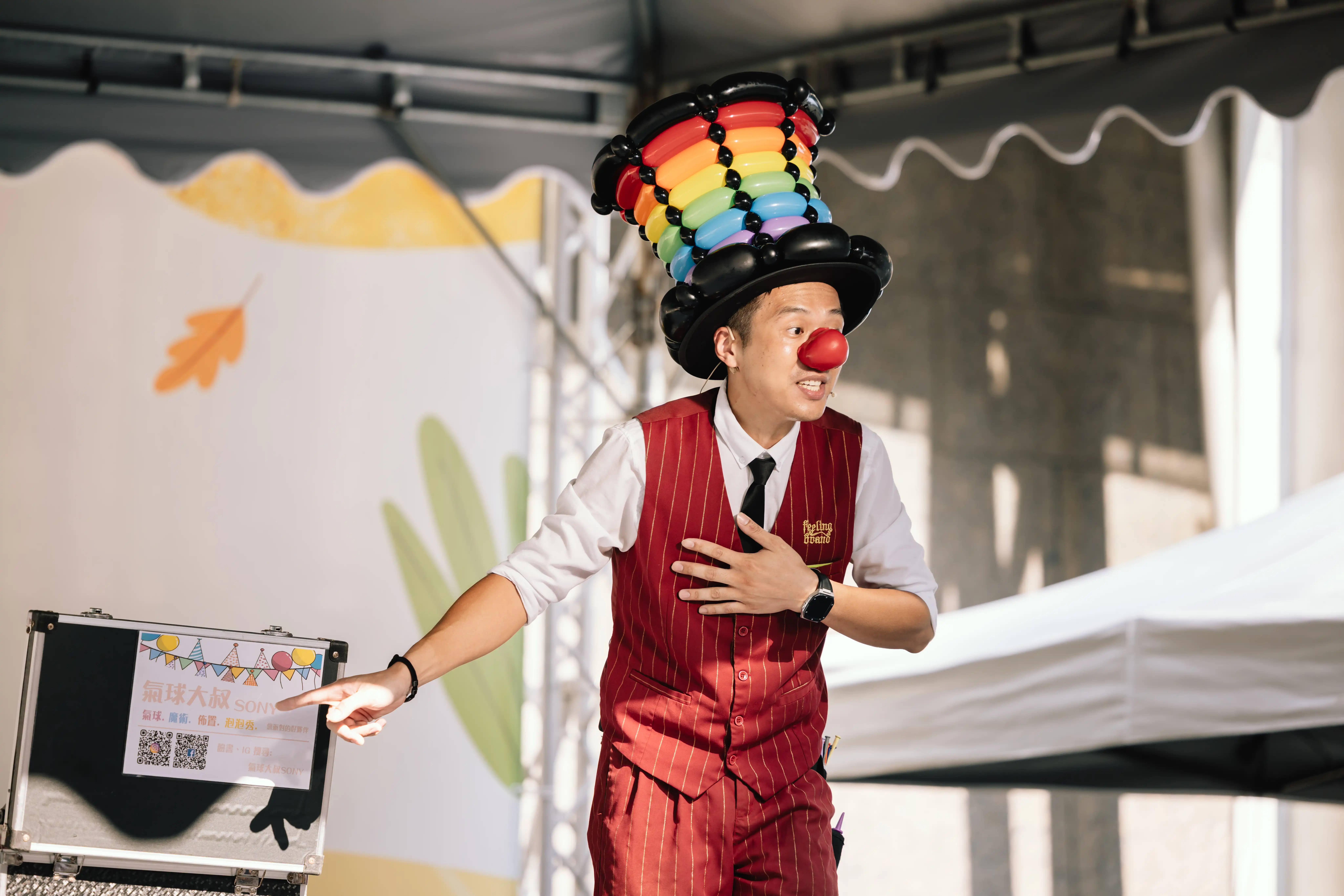 氣球大叔自我介紹，為桃竹苗「揪你來市集」活動暖場