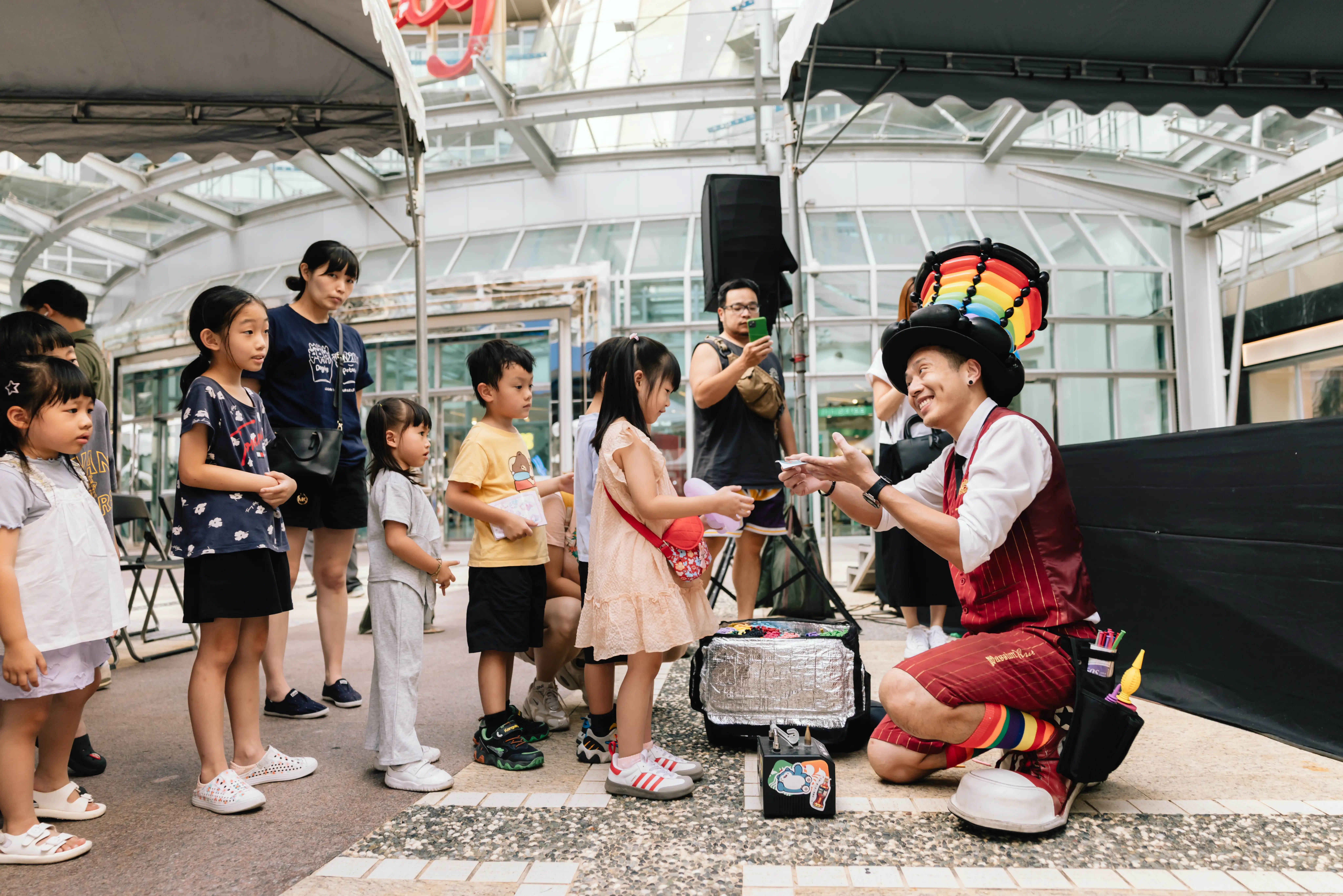 表演結束後，小朋友踴躍排隊等候氣球大叔折氣球