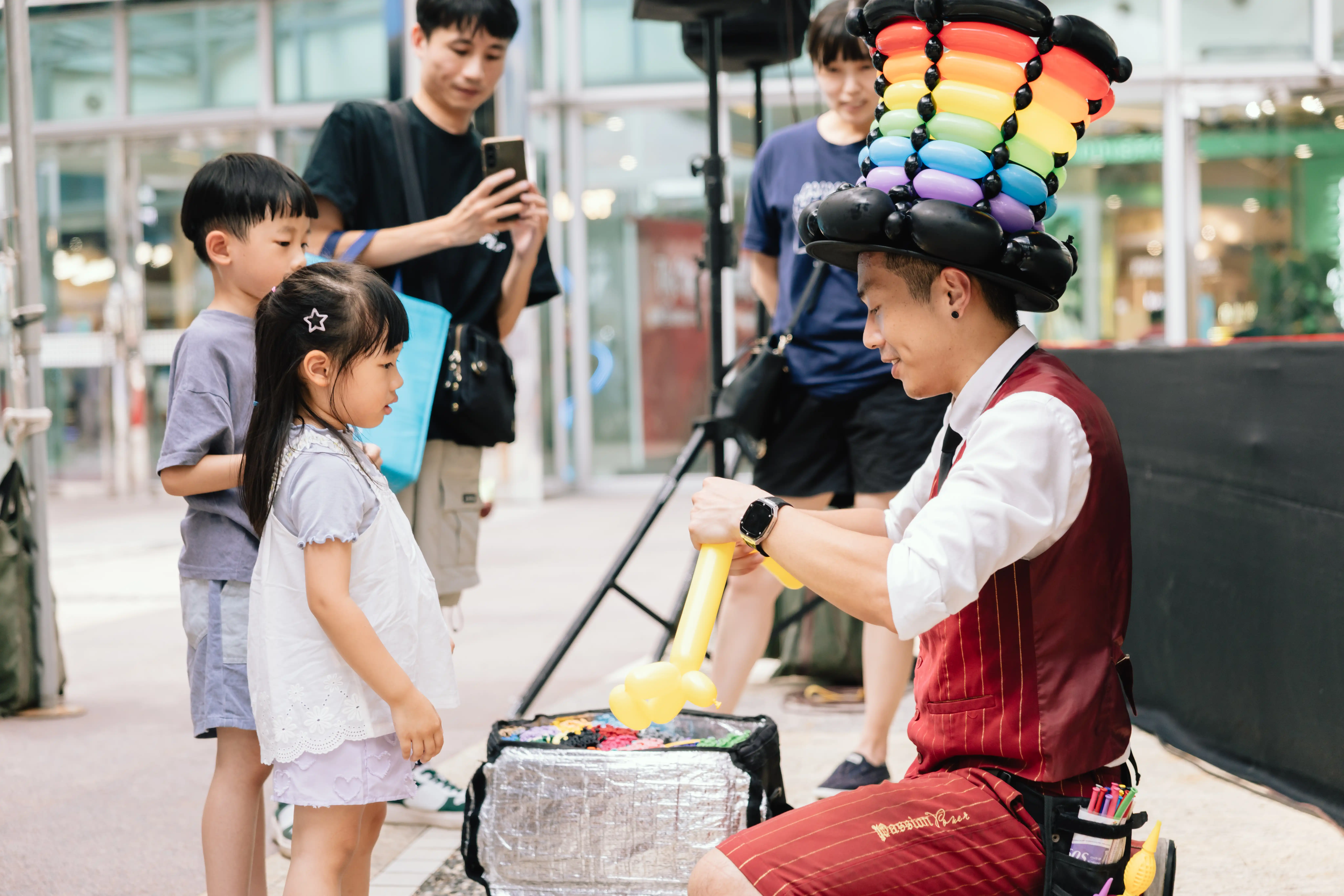 氣球大叔與孩子面對面互動，打造個人專屬造型氣球