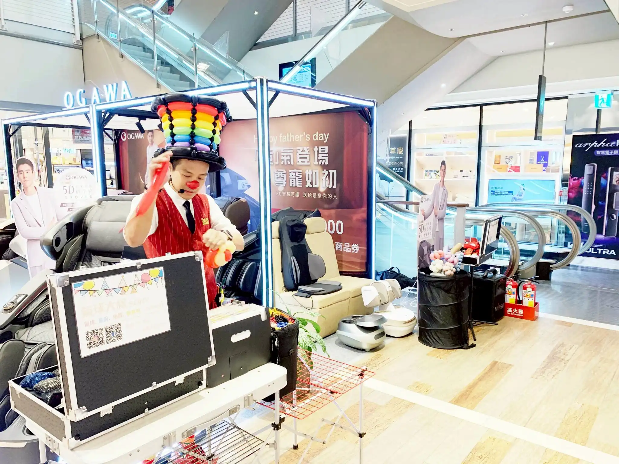 氣球大叔於 SOGO 新竹 OGAWA 展區準備氣球魔術秀，現場吸睛度高