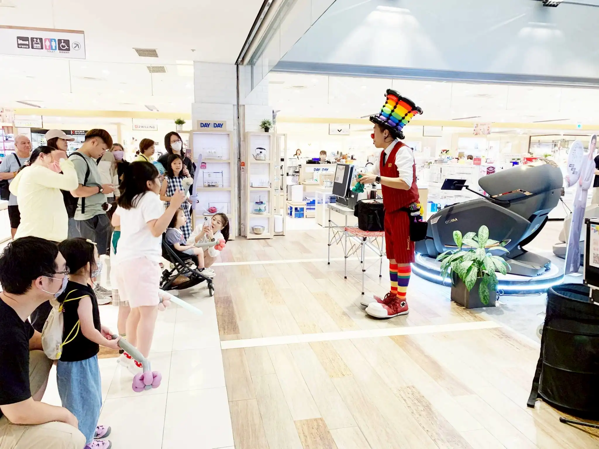 氣球大叔氣球魔術秀表演中，吸引親子觀眾熱情互動