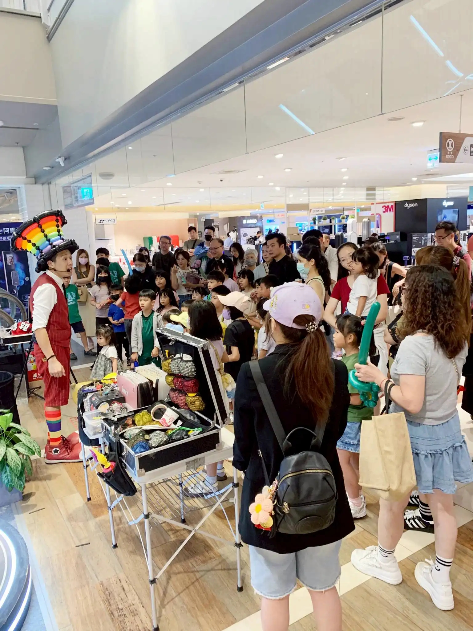 氣球大叔與現場觀眾互動，氣球造型區人潮踴躍