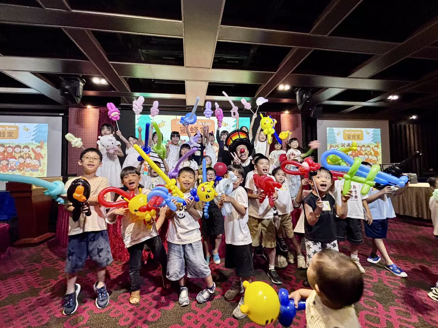 台中蜜蜂家幼兒園謝師宴,孩子們開心舉著造型氣球合照