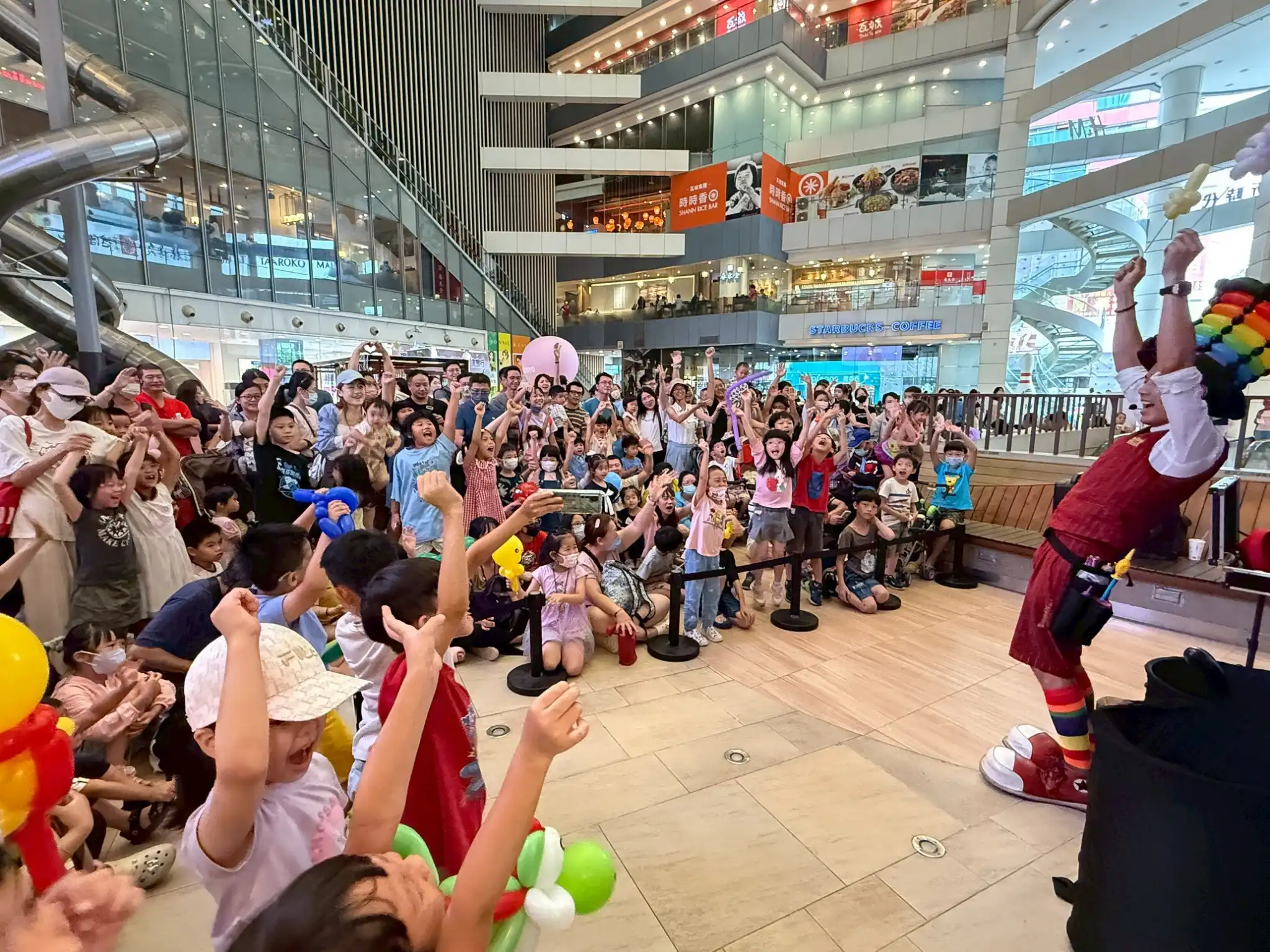 台中大魯閣新時代活動現場，滿滿的人潮舉手搶答氣球