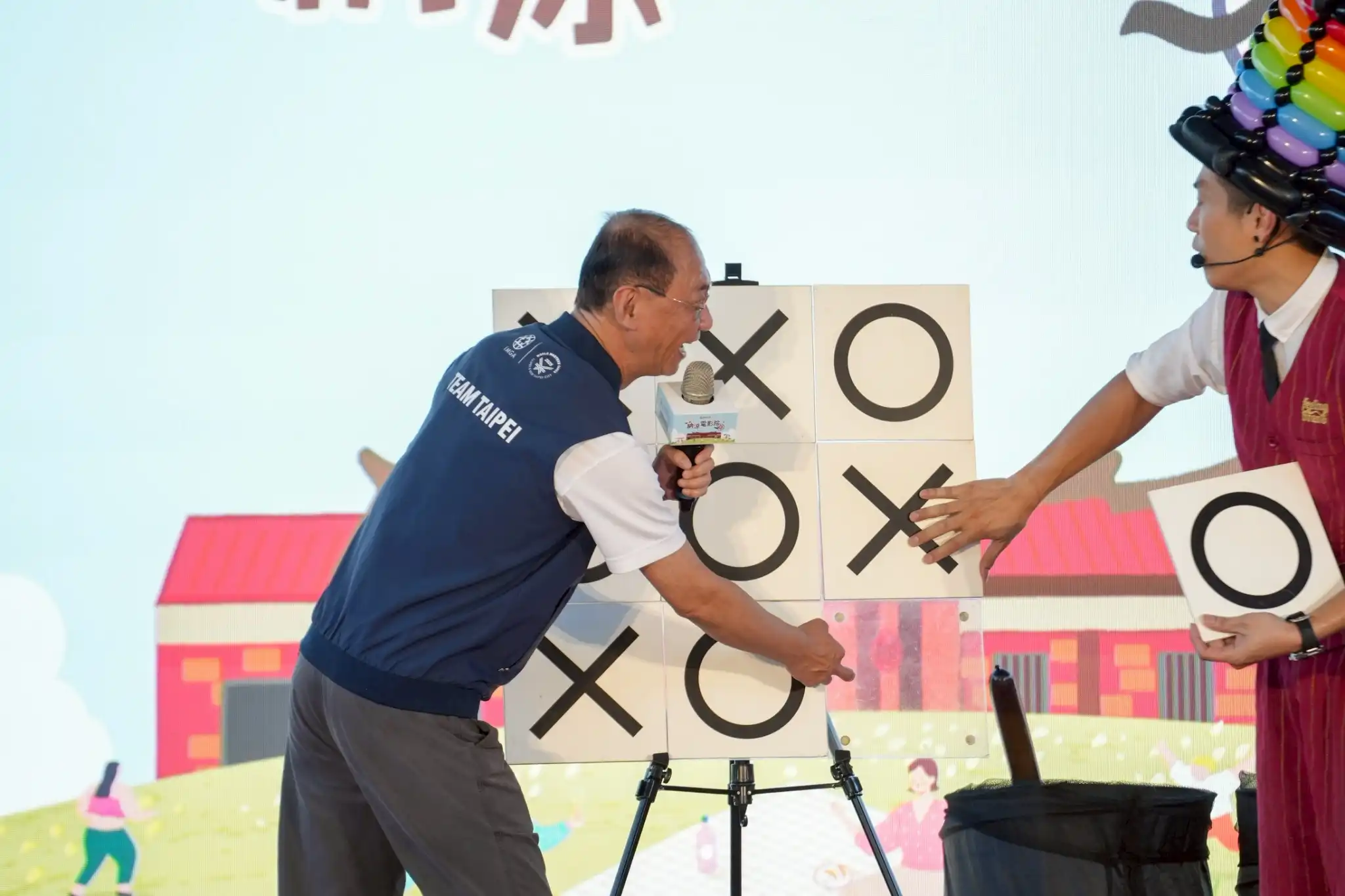 台北市民政局局長與氣球大叔進行 OOXX 魔術互動表演