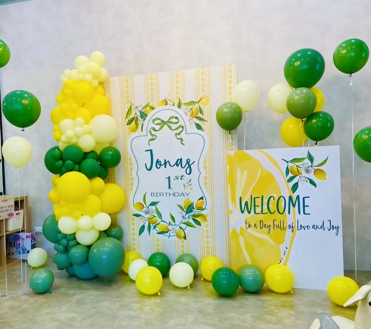 台北信義區 Haley & Friends 親子場地 2025 年 1 歲生日派對氣球佈置，全景包含主題背板與迎賓區