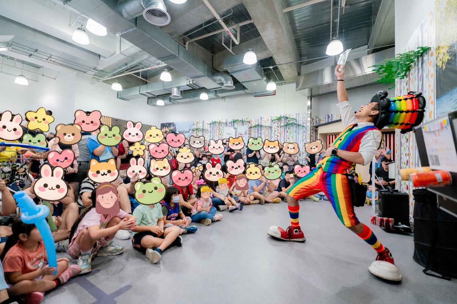 氣球大叔 Sony 以誇張的肢體動作進行魔術表演