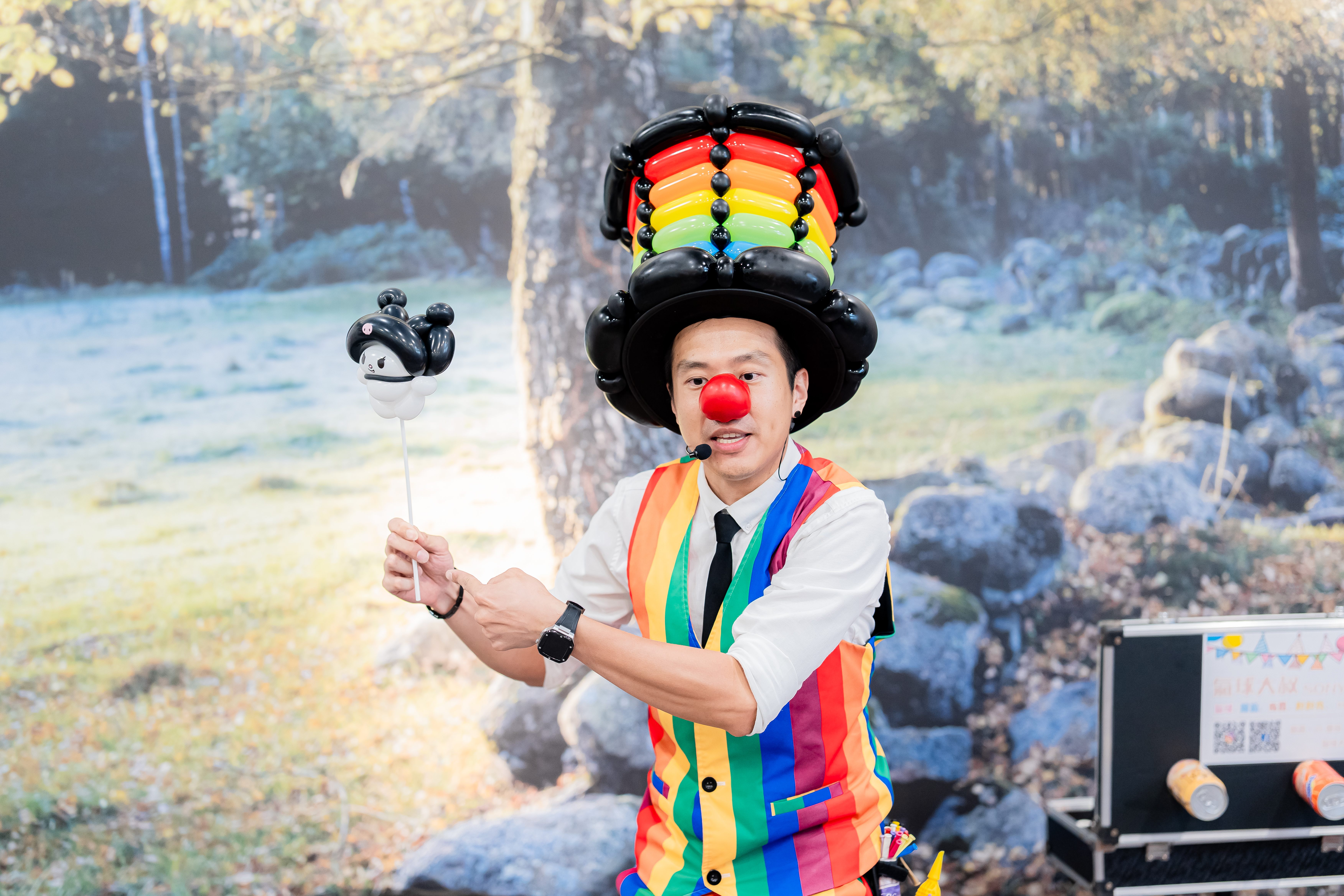 氣球大叔 Sony 拿出精緻的庫洛米造型氣球準備送出