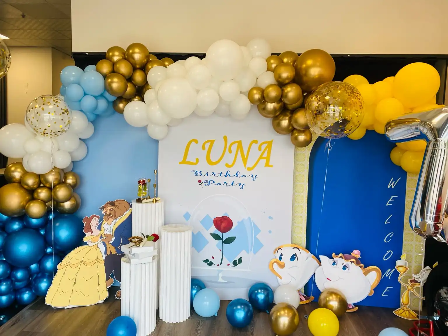 新竹竹北生日派對佈置全景細節，金白藍色球體層次、亮面金屬球與拱形結構