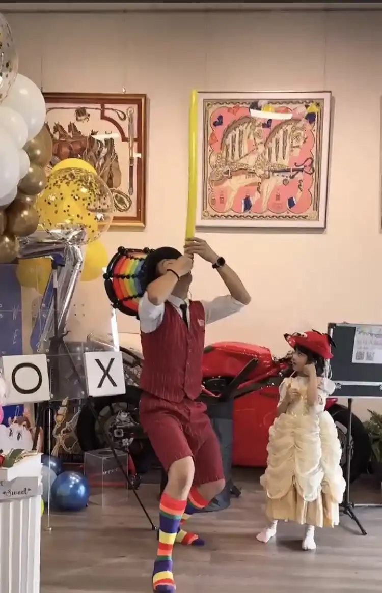 新竹竹北生日派對氣球大叔與壽星互動的氣球魔術秀，小朋友上台參與