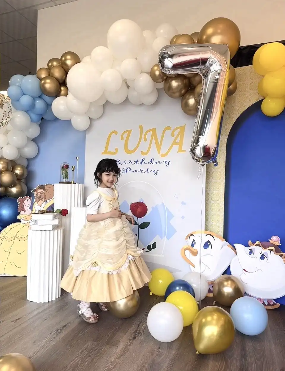 新竹竹北生日派對全景與壽星合照，美女與野獸主題背板、金白藍色氣球拱與圓柱擺件