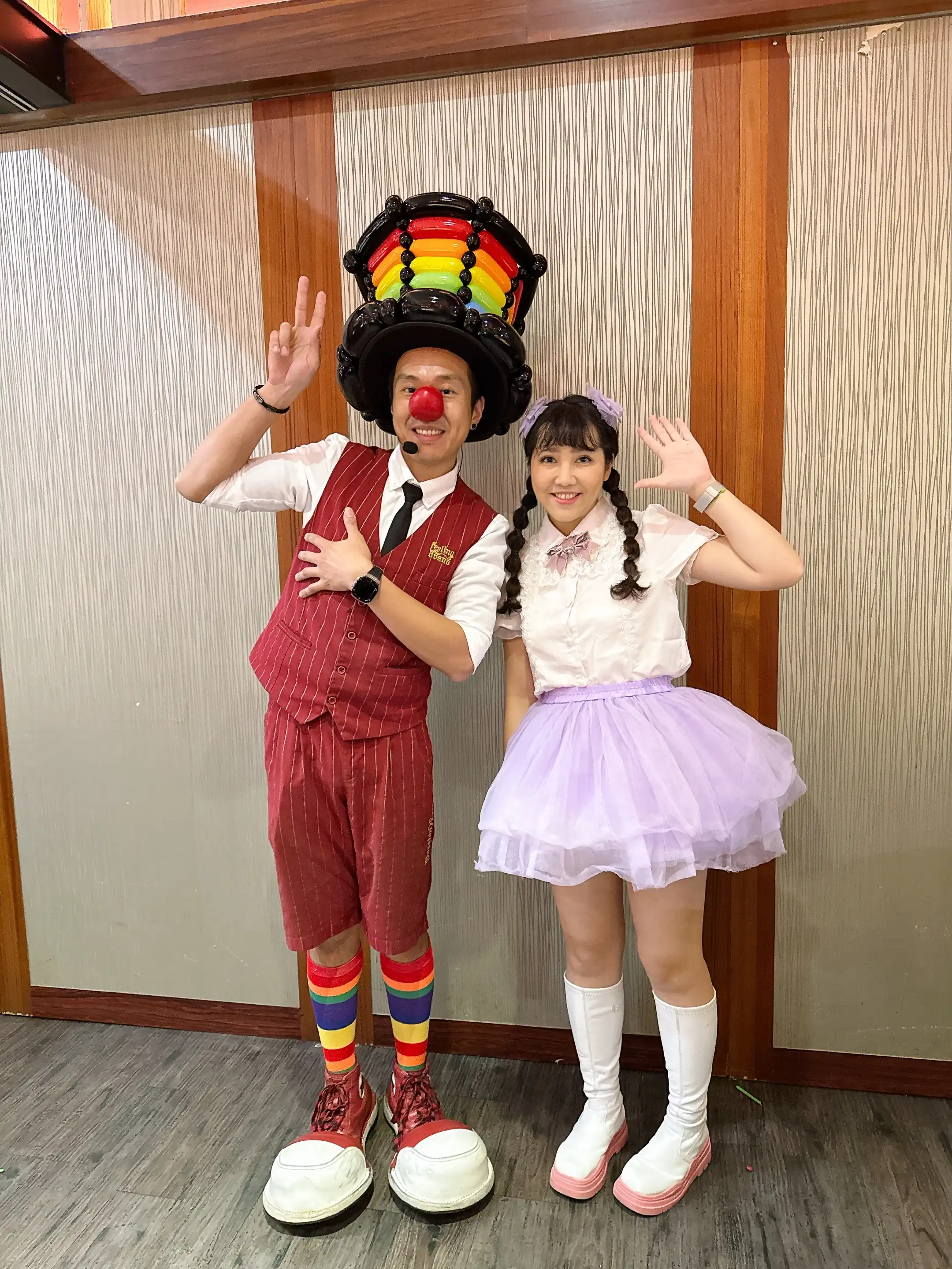 2026 南投尾牙回顧：氣球大叔 Sony 與兼具專業主持、抽獎控場身分的唱跳姐姐合照