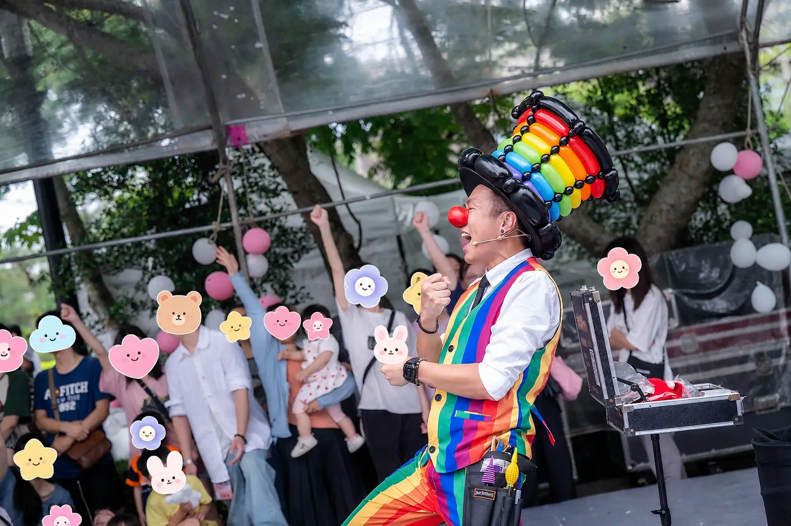 2026 桃園桐花祭舞台演出高潮，氣球大叔 Sony 帶動台下全體家長與小朋友高舉雙手熱情參與