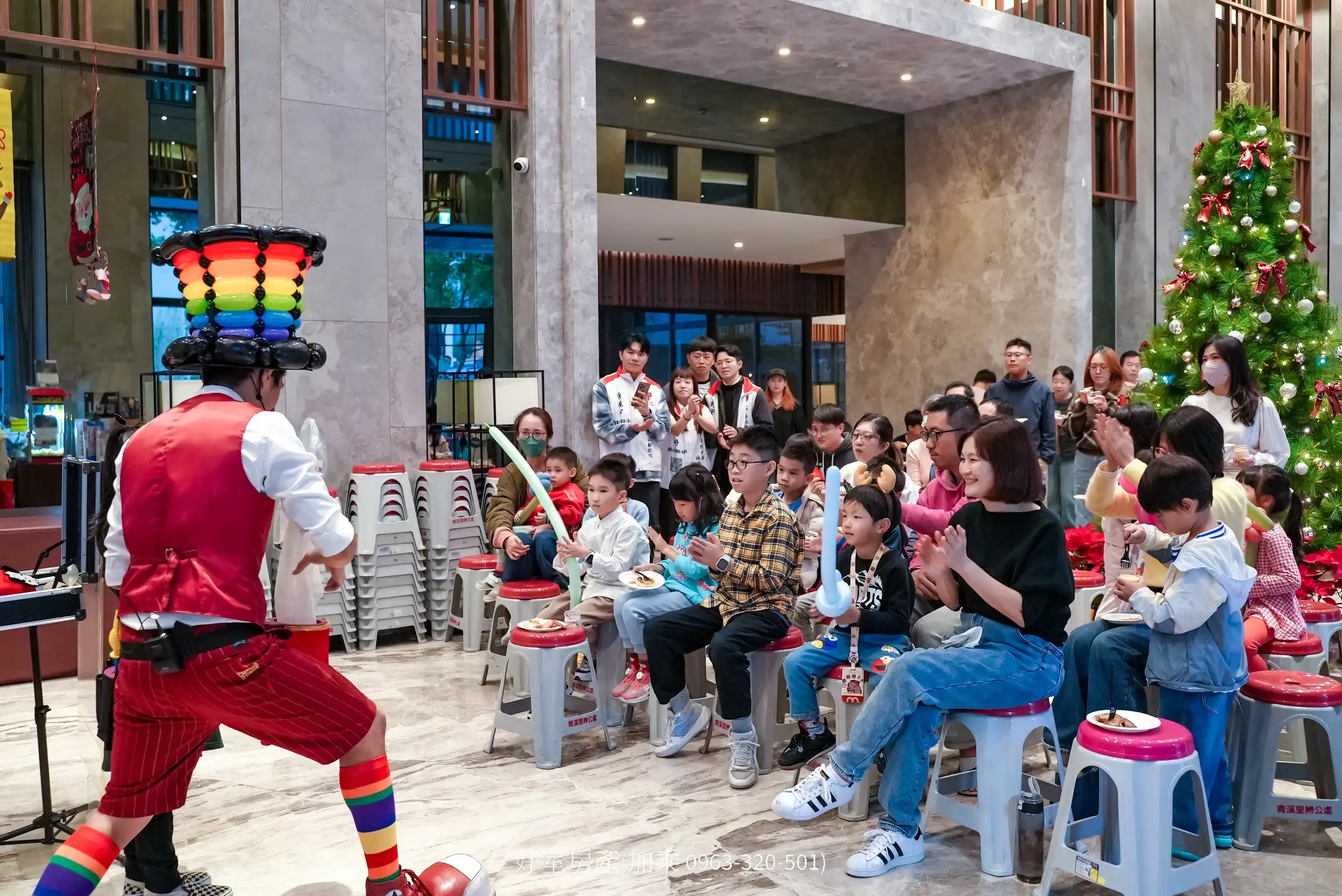 氣球大叔表演現場座無虛席，孩子們聚精會神觀看表演