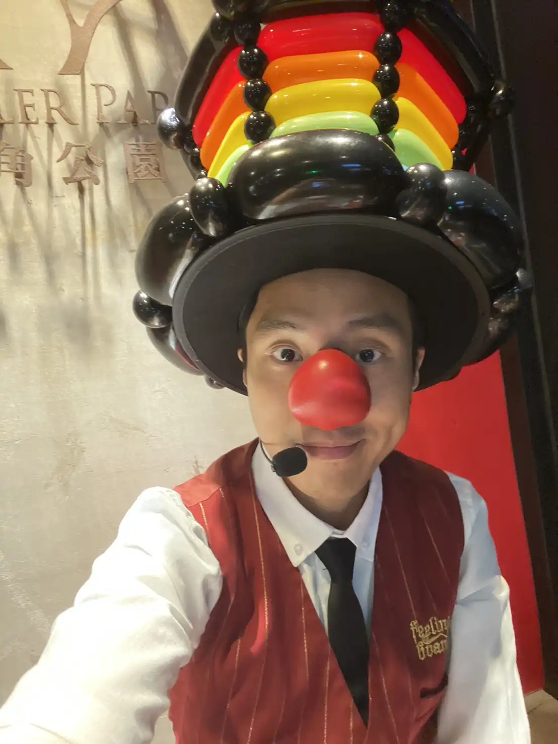 氣球大叔 Sony 戴著華麗造型氣球帽於土城鹿角公園餐廳門口與 LOGO 合照