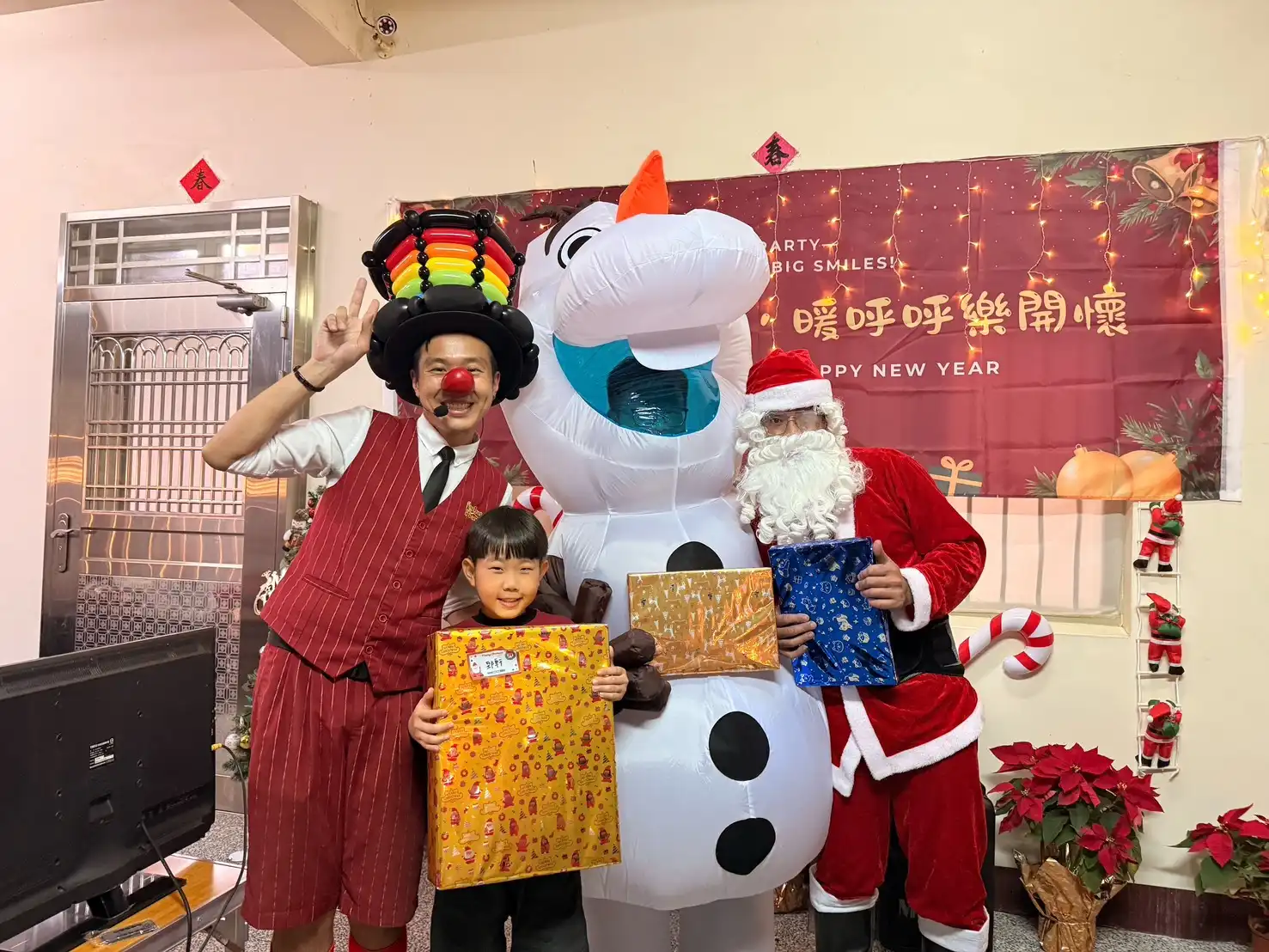 氣球大叔 Sony 在苗栗苑裡私人住宅表演，身後是溫馨的家族合影牆