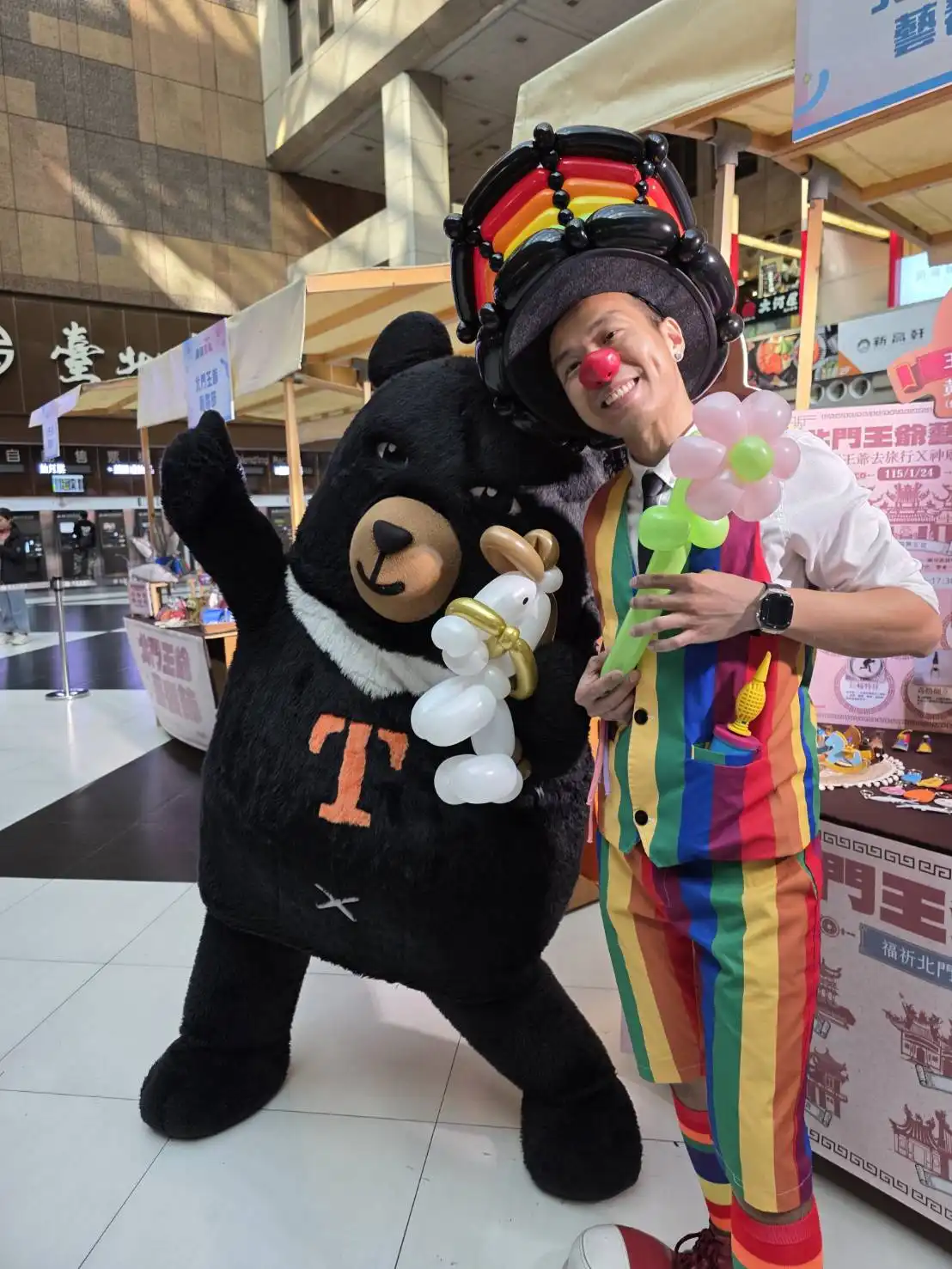 熊讚擁抱白馬氣球作品，與氣球大叔 Sony 幸福互動