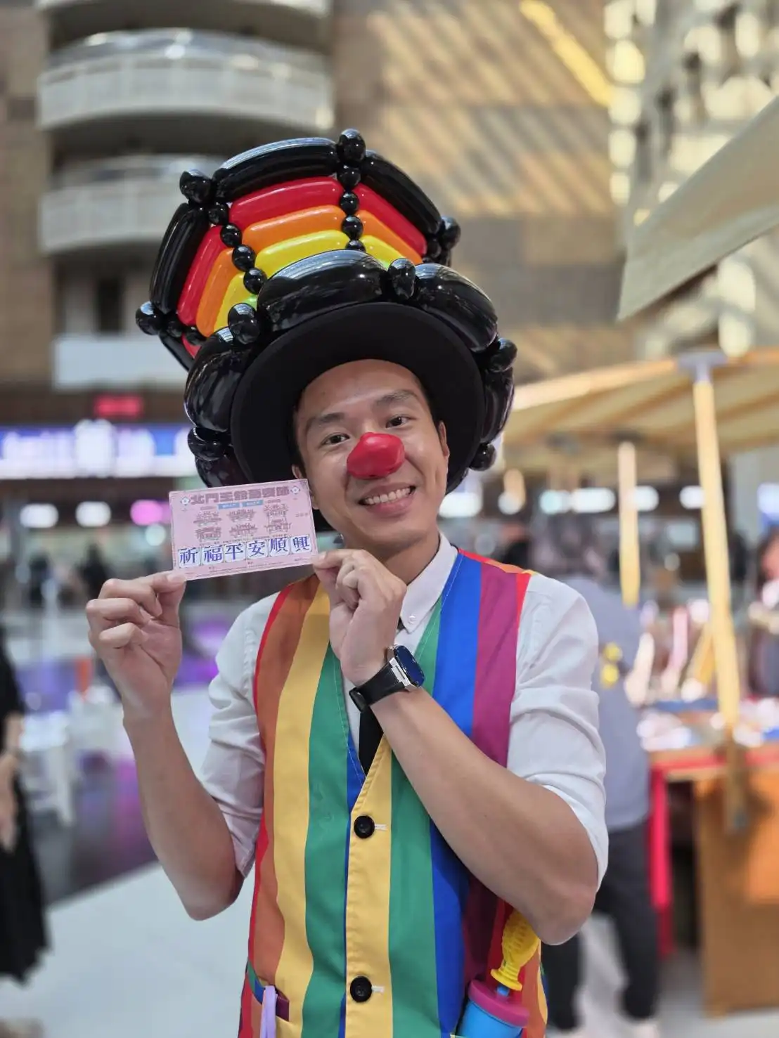 氣球大叔 Sony 手持鹽續幸福活動祈福標語於台北車站合影