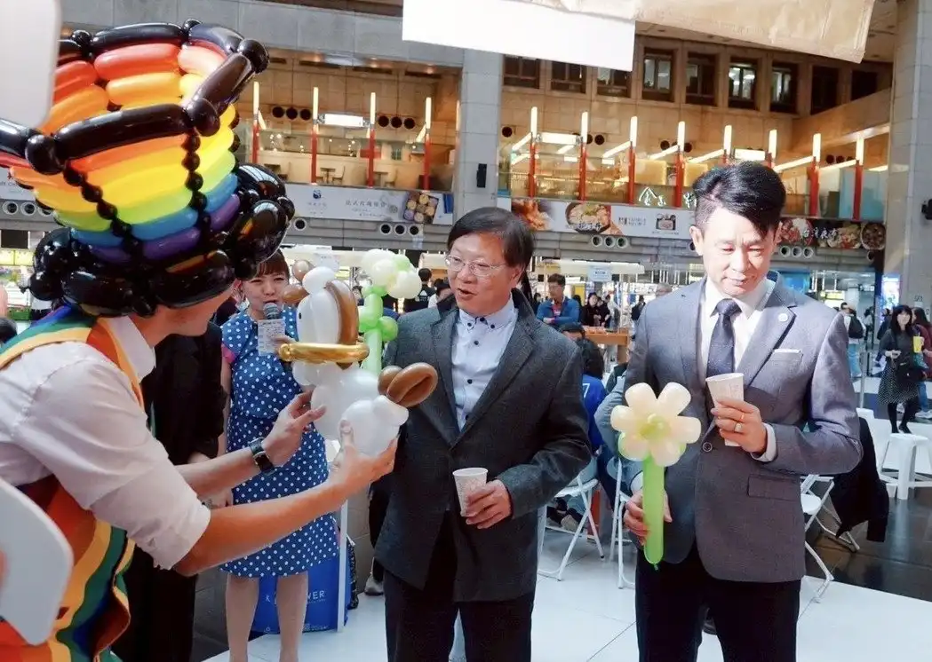 氣球大叔向觀光署副署長與雲嘉南處長展示馬年氣球造型