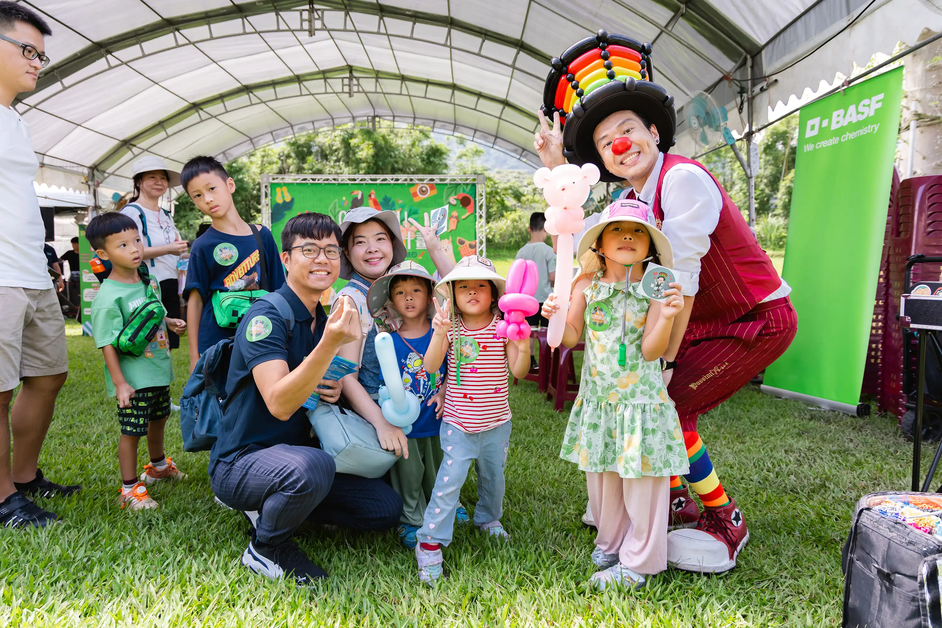 巴斯夫家庭日親子與氣球大叔開心合照