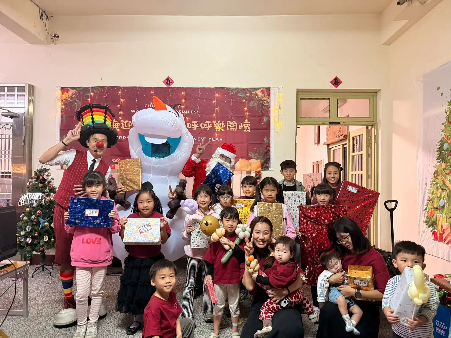 氣球大叔與苗栗全家人合影，大家拿著造型氣球露出燦爛笑容