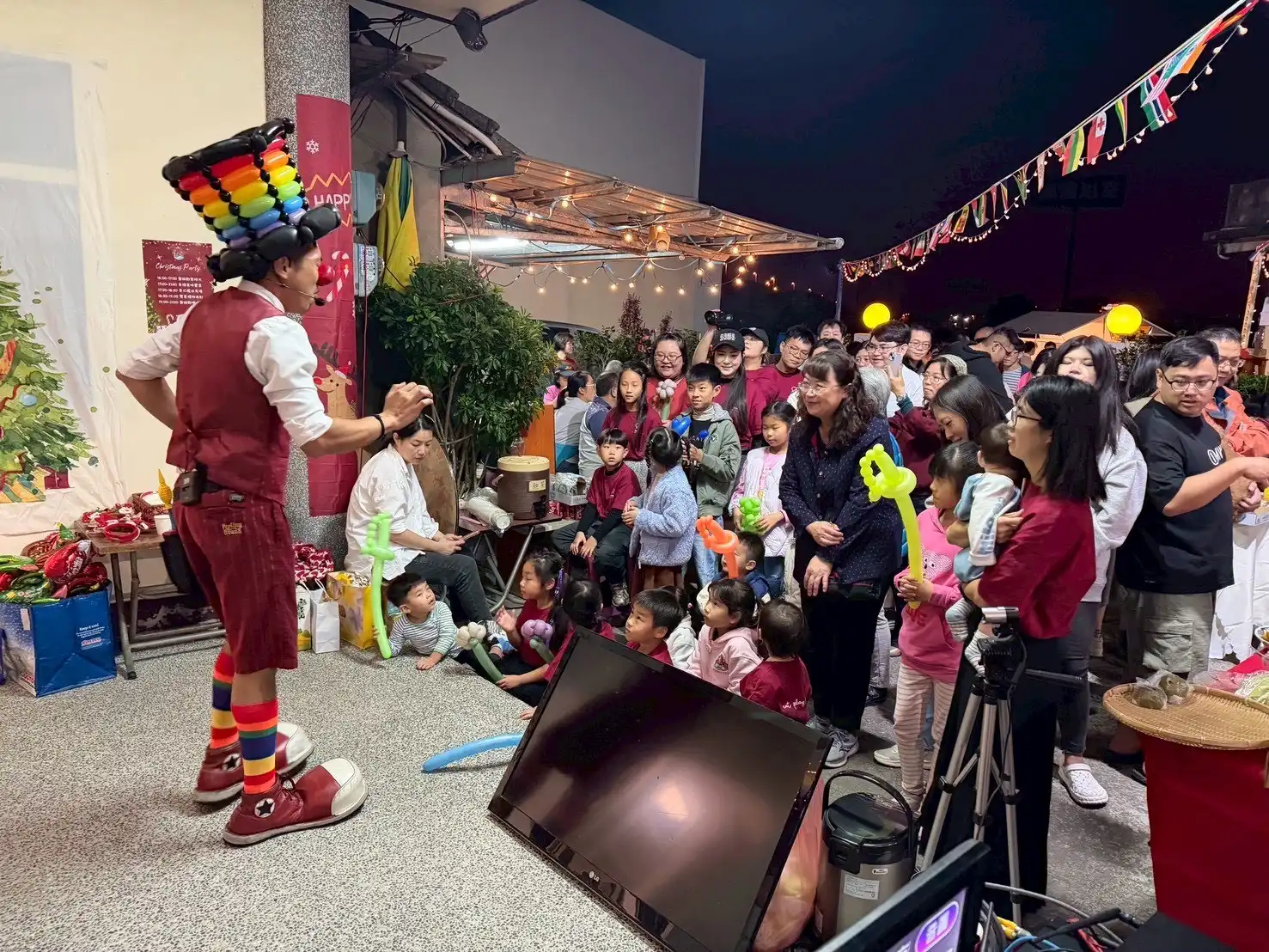 氣球大叔與苗栗小朋友互動魔術，現場充滿歡樂氣氛