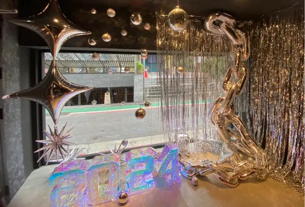 台北林森北路餐酒館跨年派對佈置，未來感銀色氣球搭配數字造型，打造節慶視覺焦點