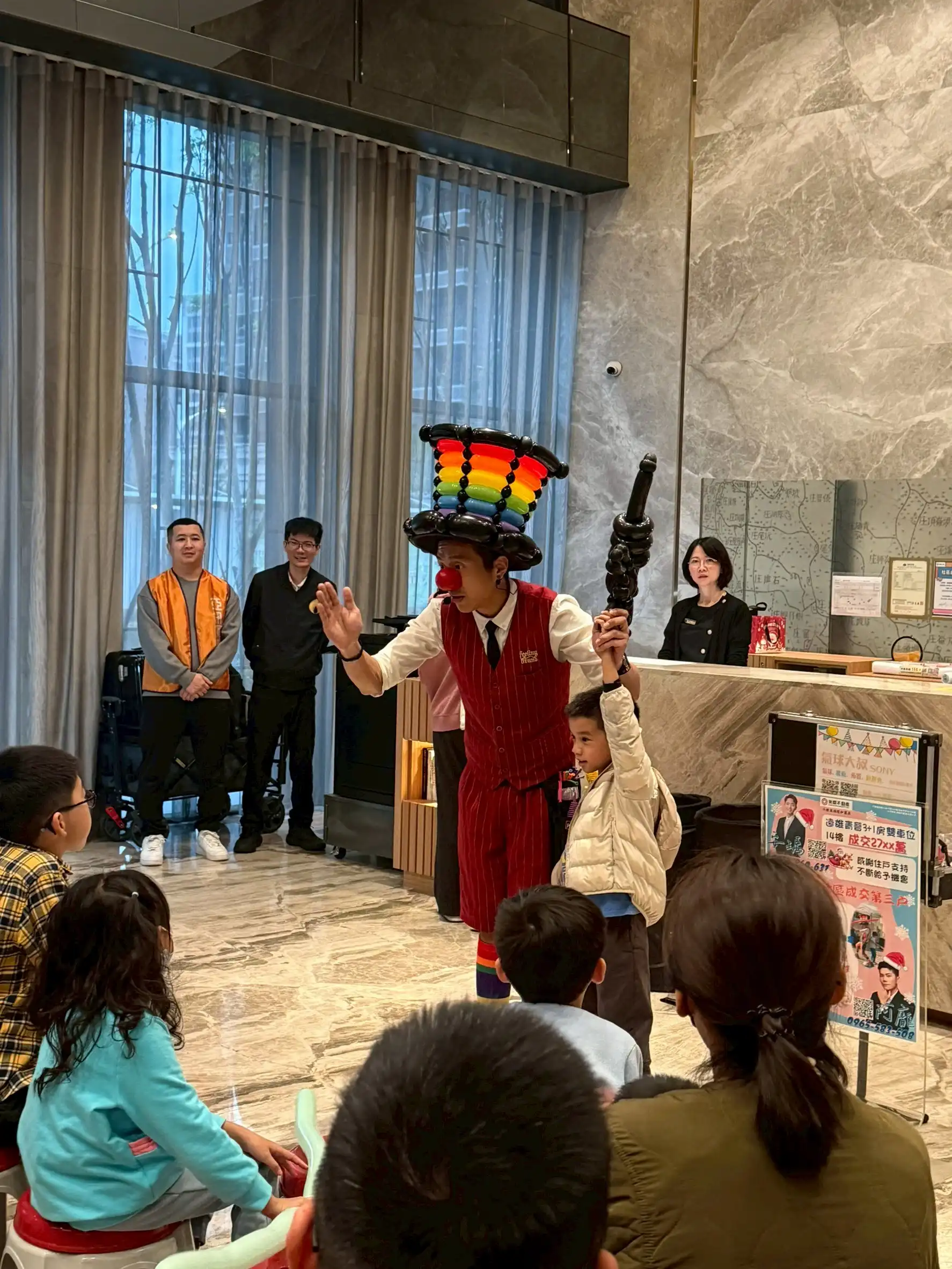 氣球大叔與小男孩互動，送出寶劍氣球