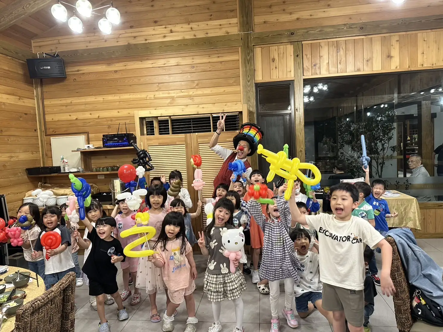 康橋幼兒園氣球魔術表演，氣球大叔與孩子現場互動合影