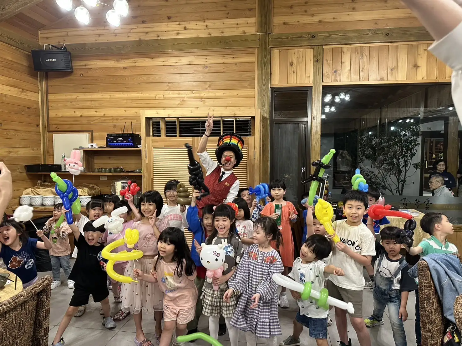 康橋幼兒園活動結束後孩子們手持氣球開心合影