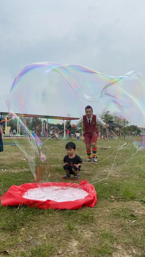 戶外泡泡秀中,小朋友被巨型泡泡完整包覆,成為最夢幻的表演瞬間