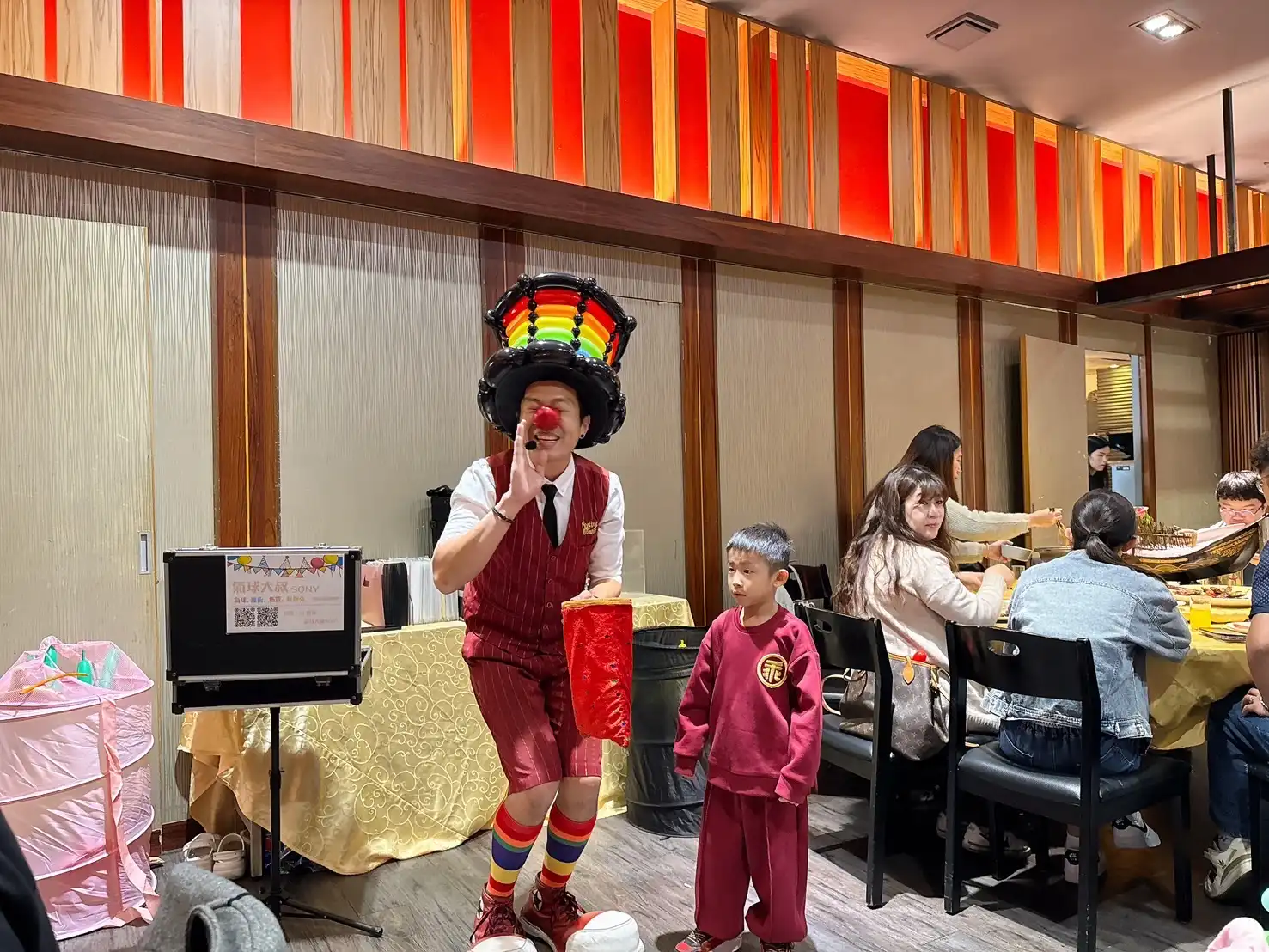 南投尾牙親子魔術表演：氣球大叔與小朋友進行幽默魔術互動