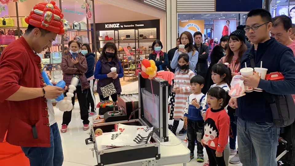氣球大叔 Sony 於苗栗百貨進行魔術與氣球表演，吸引家庭觀眾駐足觀看
