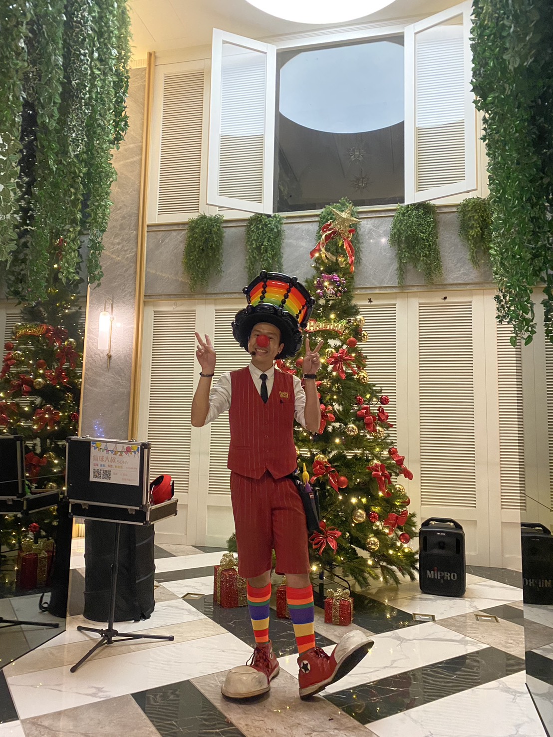 氣球大叔 Sony 在精美的社區聖誕樹前開心比YA自拍