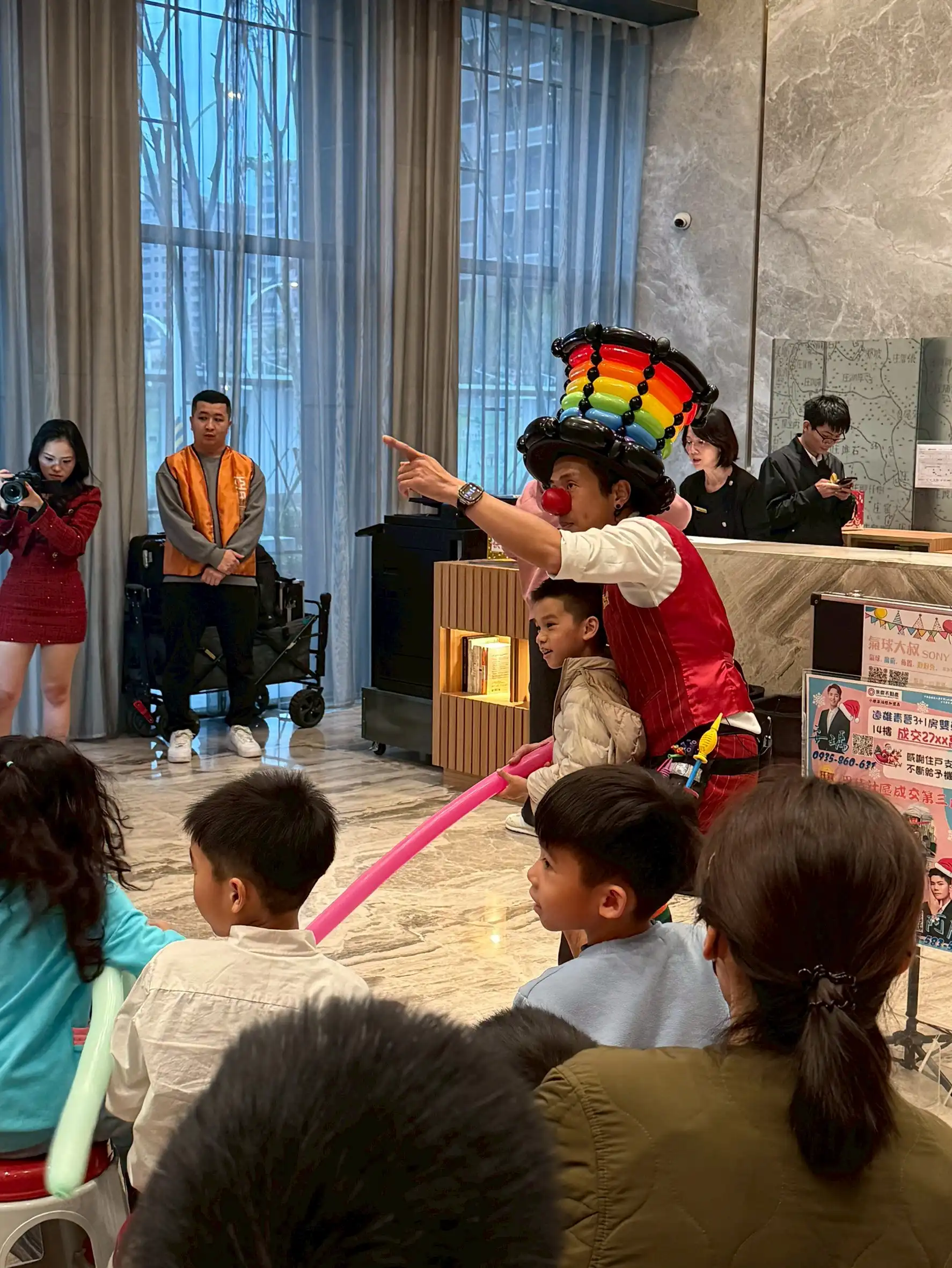 氣球大叔生動的表情與肢體動作