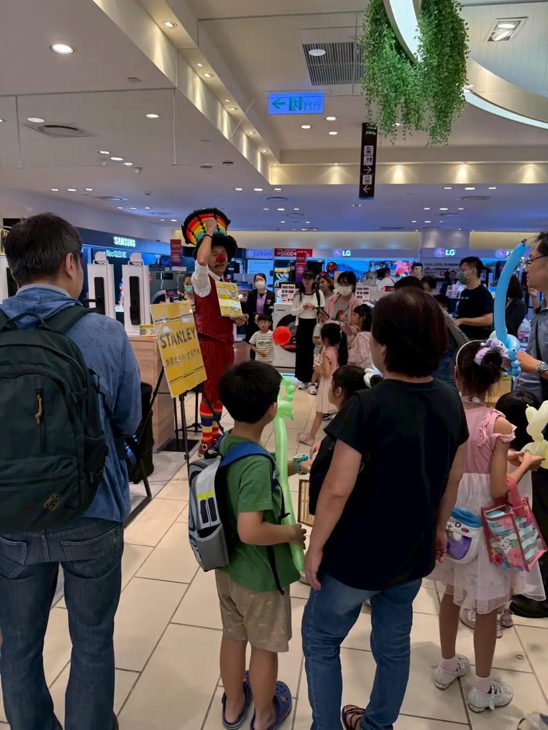 台北百貨周年慶 STANLEY 櫃位魔術表演吸引人潮