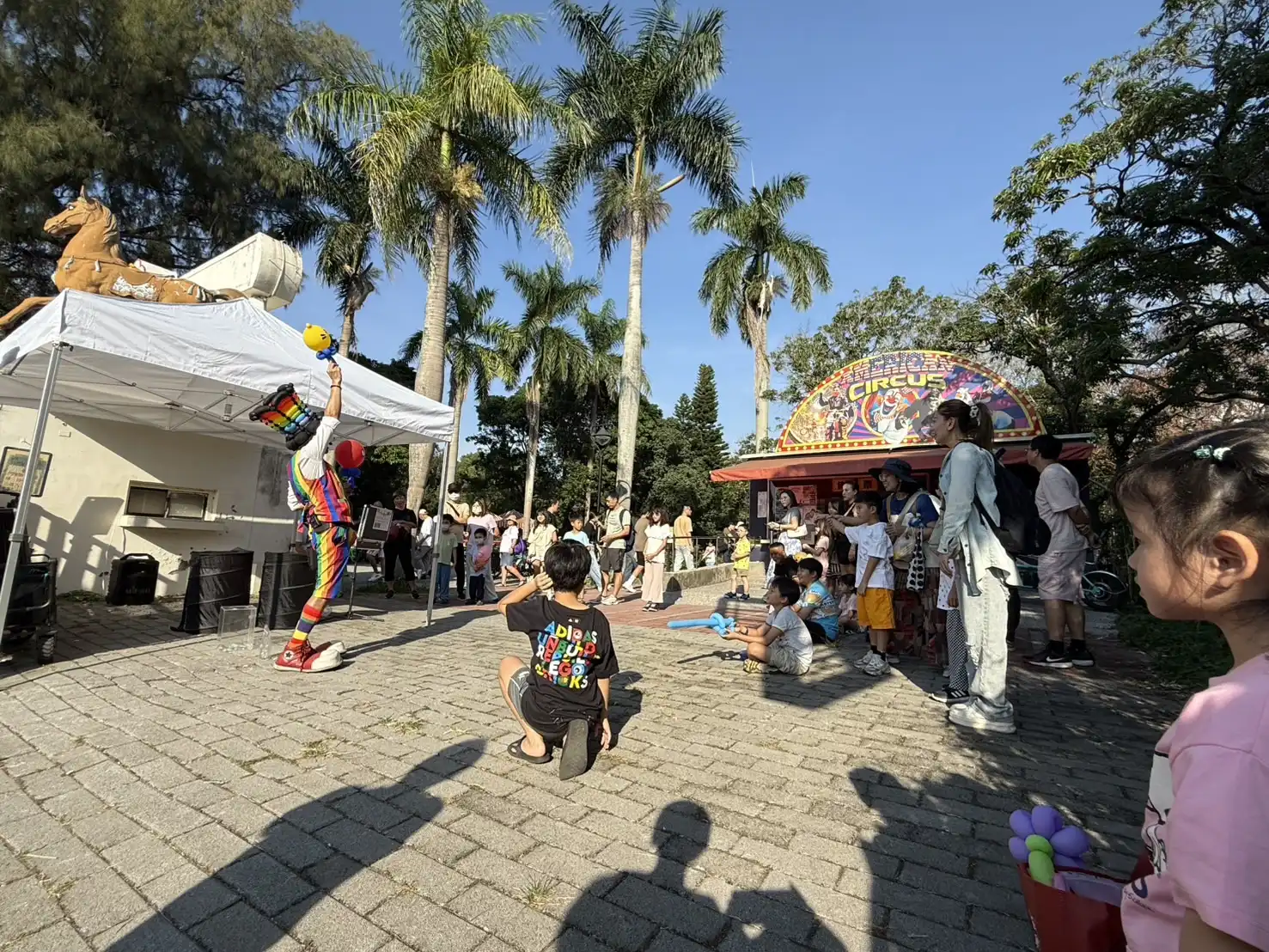 台中后里馬場氣球街頭表演 吸引群眾圍觀