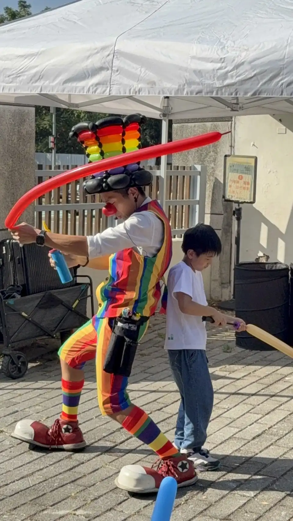 台中后里樂器節 氣球魔術與小朋友互動對打表演