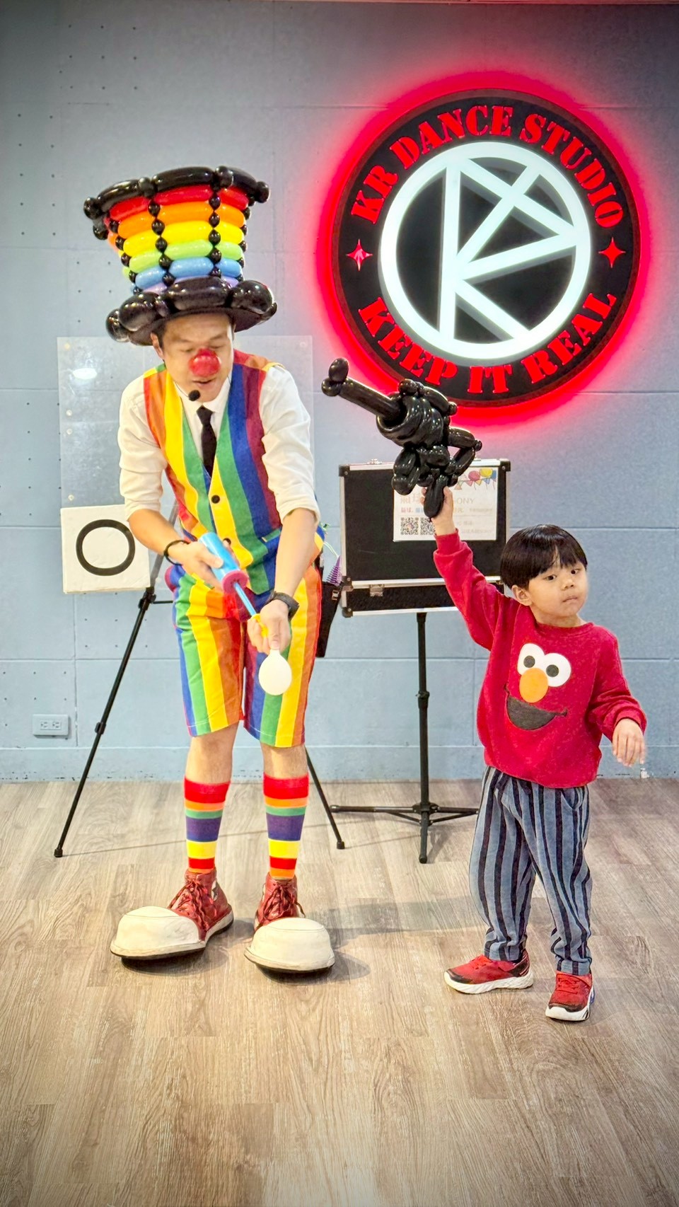 台北親子生日活動，紅色Elmo衣服小男孩開心拿著氣球大叔 Sony 製作的氣球機關槍