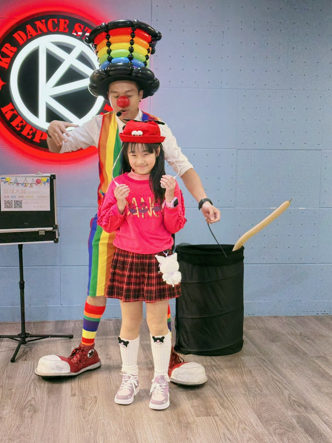 大安區兒童生日魔術，氣球大叔 Sony 與格紋裙壽星妹妹舞台互動
