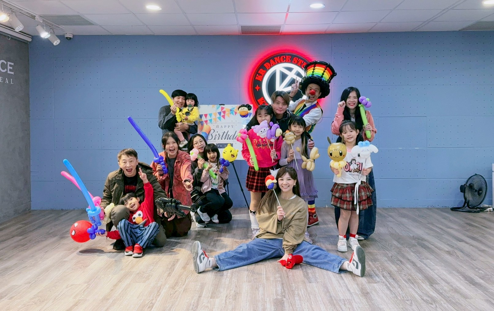 台北大安區生日派對氣球魔術表演，氣球大叔 Sony 與 KR Dance Studio 現場小朋友驚喜互動大合照