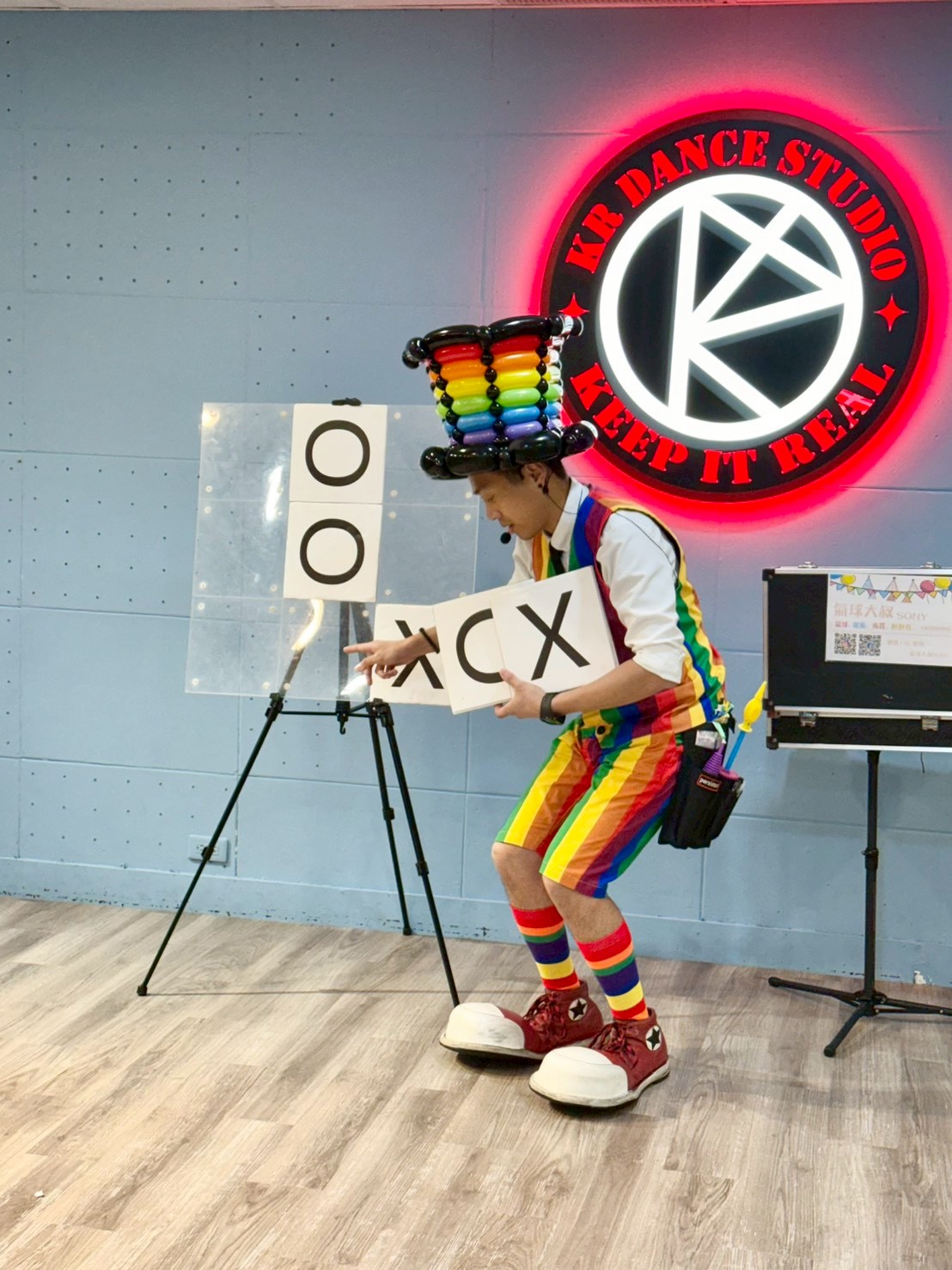 兒童慶生魔術師，氣球大叔 Sony 演出 OOXX 井字遊戲互動魔術，孩子們參與選位