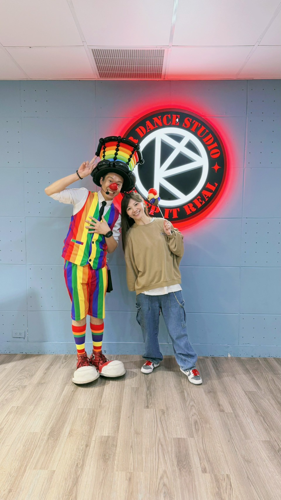 台北生日表演推薦，氣球大叔 Sony 與 KR Dance Studio 派對主辦人合影